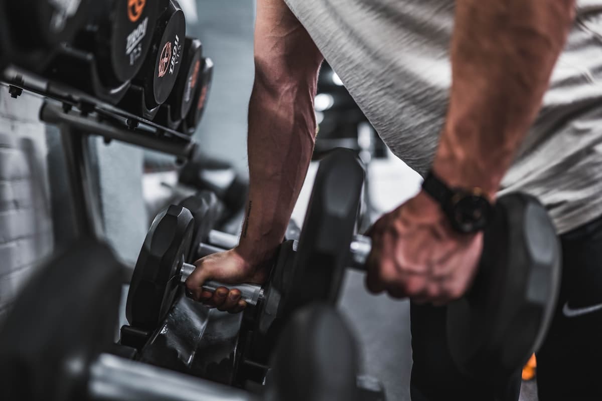 Treino de musculação com halteres
